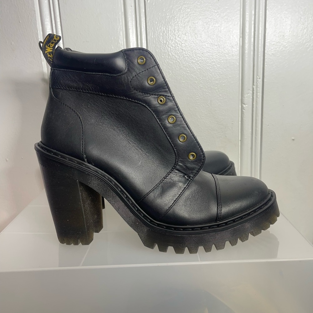DR . MARTENS Women's Averil  Black BOOTS
